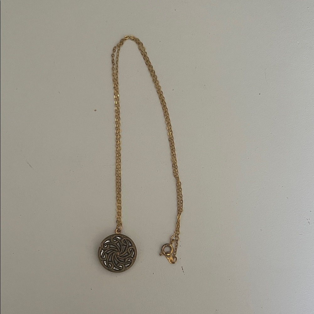 Elegant Gold tone Vintage Button Pendant Necklace